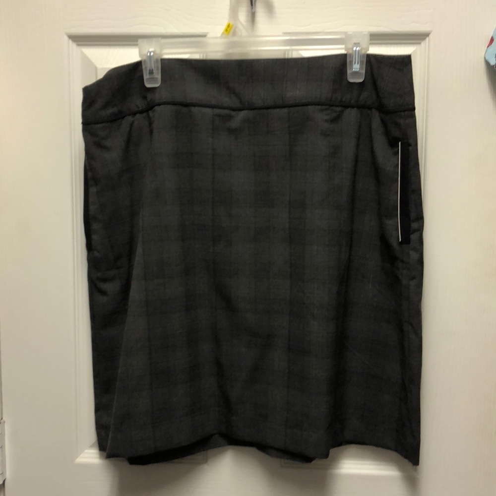 Cute grey skirt with pockets!